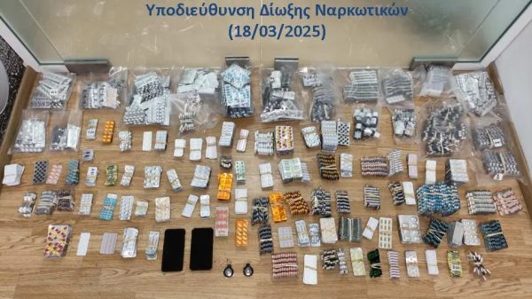 Είχε ολόκληρο «φαρμακείο» στη βαλίτσα του – Δύο συλλήψεις για παράνομα φαρμακευτικά και ναρκωτικά σκευάσματα