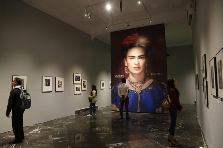 Φούστες, αποτσίγαρα και κορσέδες με σφυροδρέπανα: Μια έκθεση αφηγείται τη ζωή της Φρίντα Κάλο