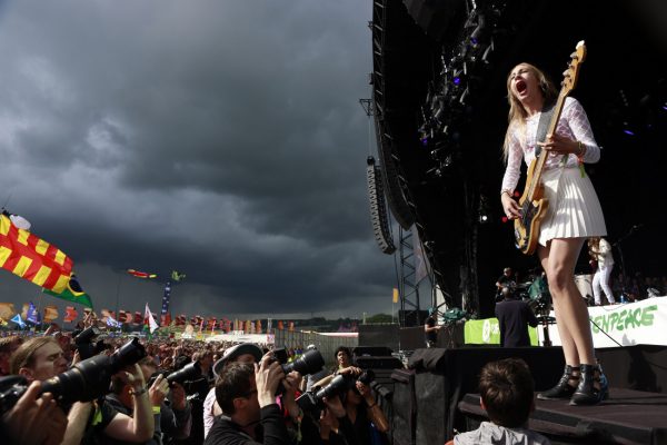 «Το χειρότερο line-up στην ιστορία του»: Έξαλλοι οι μουσικόφιλοι με το πρόγραμμα του φετινού Glastonbury