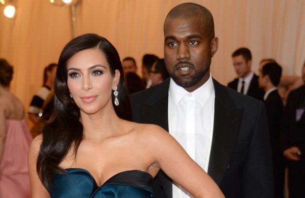 Η λευκή Κιμ, τα μαύρα παιδιά και η εμφάνιση αλά ΚΚΚ: Το παραλήρημα του Κάνιε Γουέστ συνεχίζεται