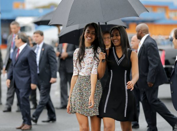 Πλέξιμο και χαλάρωμα με φίλους: Η Σάσα Ομπάμα όπως δεν την είχαμε δει ποτέ ξανά