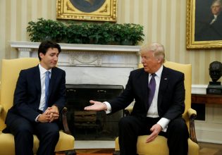 Με το ένα χέρι δίνει απαλλαγή, με το άλλο απειλεί με νέους δασμούς ο Τραμπ