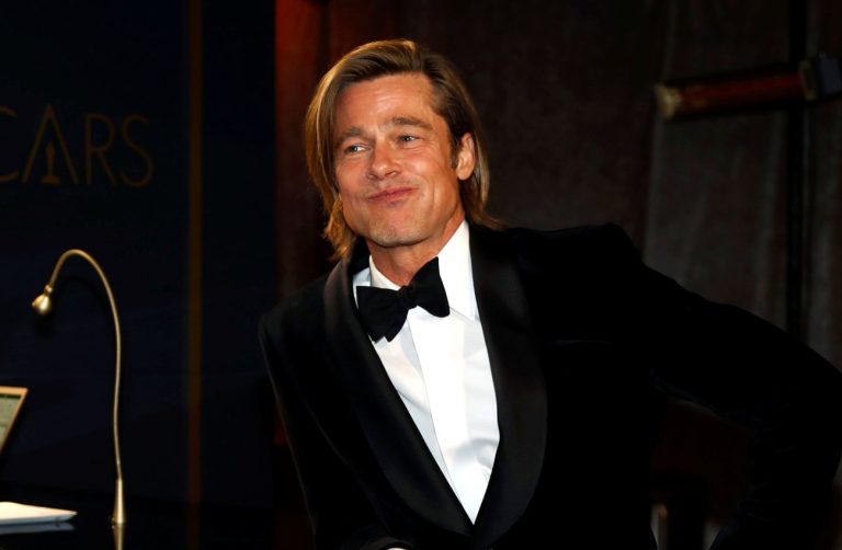 «Είχε γαντζωθεί από το παράθυρο»: Η τρομακτική εμπειρία του Μπραντ Πιτ με οδηγό τον Λιούις Χάμιλτον