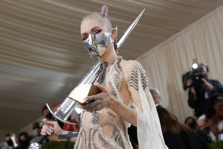 Ζούμε την Άγρια Δύση της πληροφορίας: Η πρώην σύντροφος του Έλον Μασκ, Grimes, επιτίθεται στο Χ