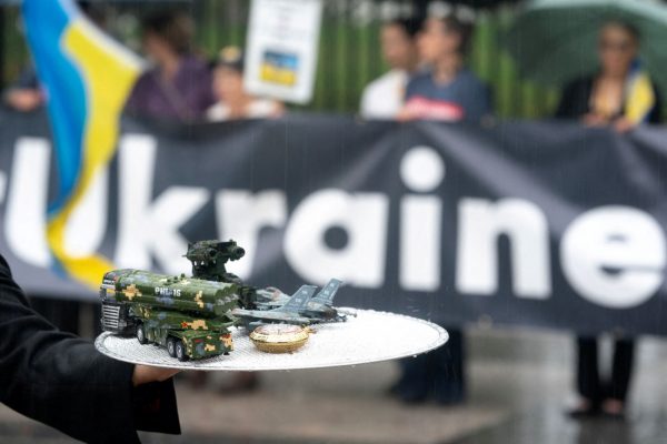 Στις «δαγκάνες» των ΗΠΑ η Ουκρανία – Αφόρητη η πίεση για επιστροφή στο τραπέζι των διαπραγματεύσεων