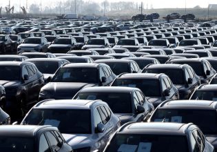 Η Κομισιόν αναβάλλει τα νέα όρια CO2 στα αυτοκίνητα