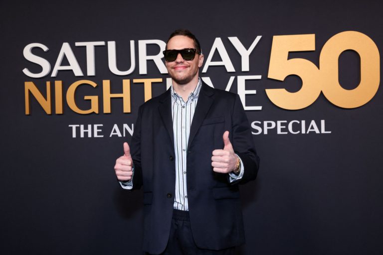 Ο Πιτ Ντέιβιντσον έκανε σχέση με μια «κοινή θνητή» και ένας νέος άγνωστος κόσμος άνοιξε μπροστά του