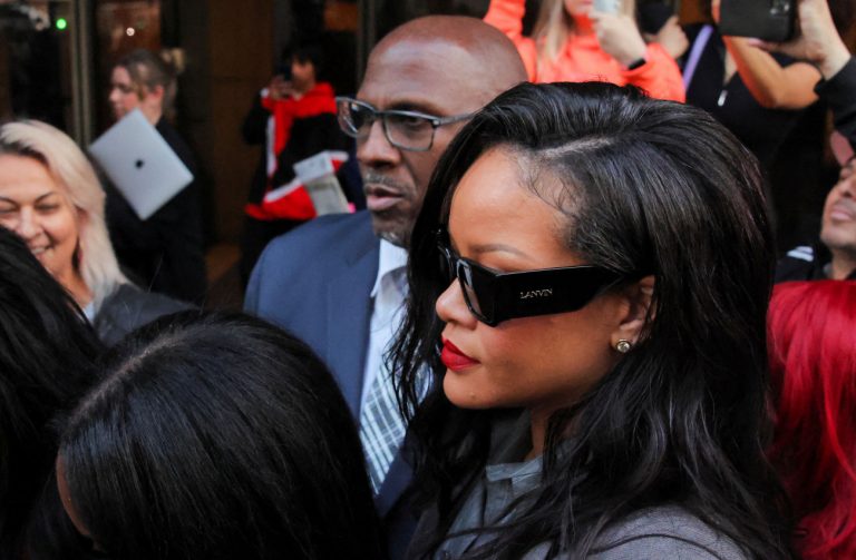 Εννοείται ότι η Ριάνα γέννησε με «μαργαριτάρια και γυαλιά ηλίου»