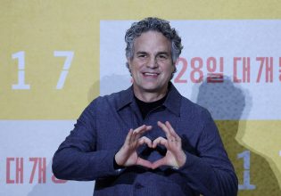 Μαρκ Ράφαλο: Βάζει τέλος στον παραλληλισμό του «Mickey 17» με τον Ντόναλντ Τραμπ