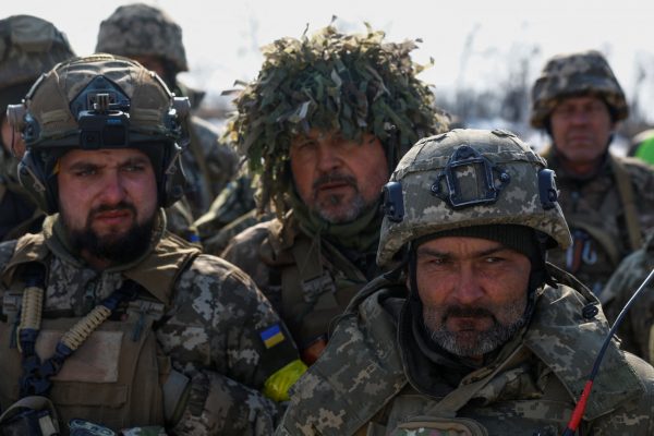 Η Ουκρανία δίνει λεφτά για να βρει στρατιώτες