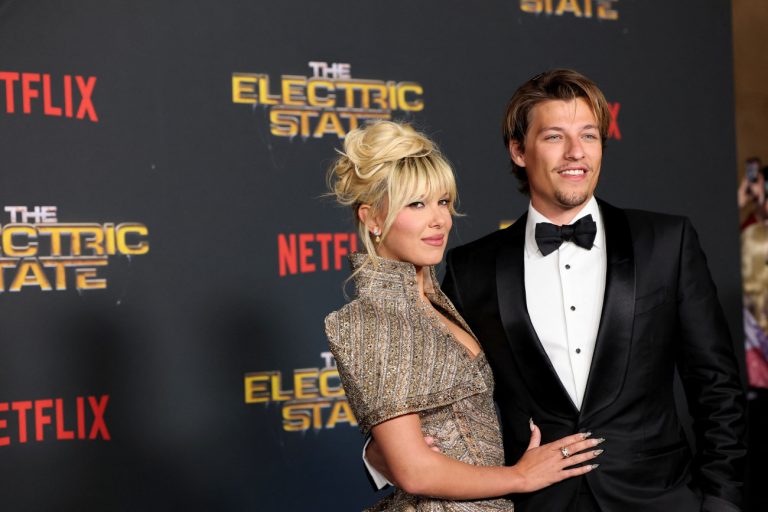 «Δεν θέλω να είμαι με κανέναν άλλον ποτέ»: Η Μίλι Μπόμπι Μπράουν δεν το μετανιώνει που παντρεύτηκε τόσο νέα