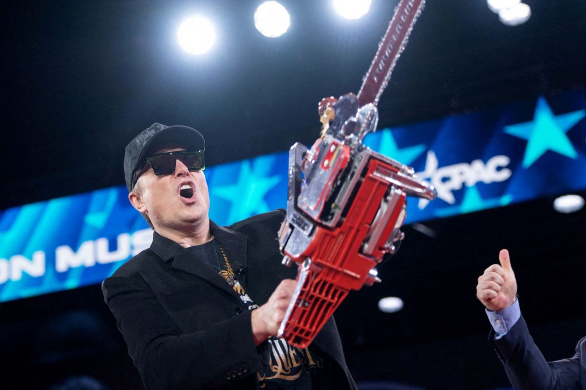 «The Daily Show»: Έλον Μασκ και Τζον Στιούαρντ συμφώνησαν να «μονομαχήσουν» σε επερχόμενη αμοντάριστη εκπομπή