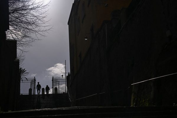 Νότια Ευρώπη: Πώς η στεγαστική κρίση «γονατίζει» τη νεολαία