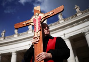 O Πάπας Φραγκίσκος δεν αντιμετώπισε νέες αναπνευστικές κρίσεις – «Πολύπλοκη η κατάστασή σου»