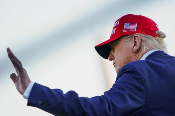 Politico: Η ΕΕ αυξάνει τις αμυντικές δαπάνες όπως θέλει ο Τραμπ, αλλά ακόμα δεν τον νοιάζει