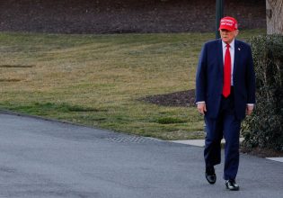 ΗΠΑ: Ο Τραμπ διερευνά το ενδεχόμενο να επιβληθούν δασμοί στις εισαγωγές ξυλείας