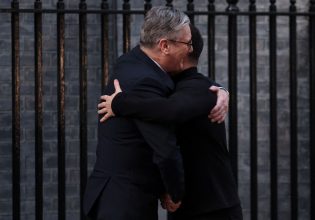 Μεγάλη Βρετανία: Στο Λονδίνο ο Ζελένσκι – Η θερμή υποδοχή του Στάρμερ και το μήνυμα προς τις ΗΠΑ [video]