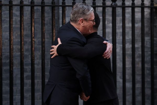 Μεγάλη Βρετανία: Στο Λονδίνο ο Ζελένσκι – Η θερμή υποδοχή του Στάρμερ και το μήνυμα προς τις ΗΠΑ [video]