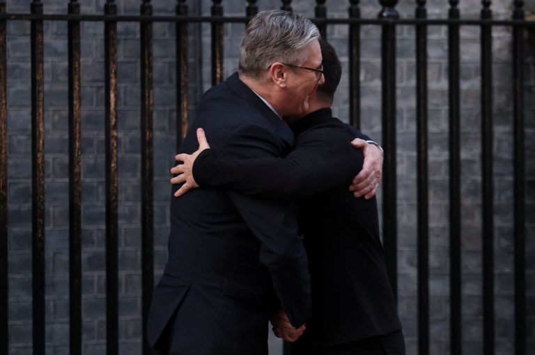 Μεγάλη Βρετανία: Στο Λονδίνο ο Ζελένσκι – Η θερμή υποδοχή του Στάρμερ και το μήνυμα προς τις ΗΠΑ [video]