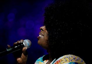 Άντζι Στόουν: Πέθανε σε τροχαίο η θρυλική τραγουδίστρια της R&B και Soul σκηνής