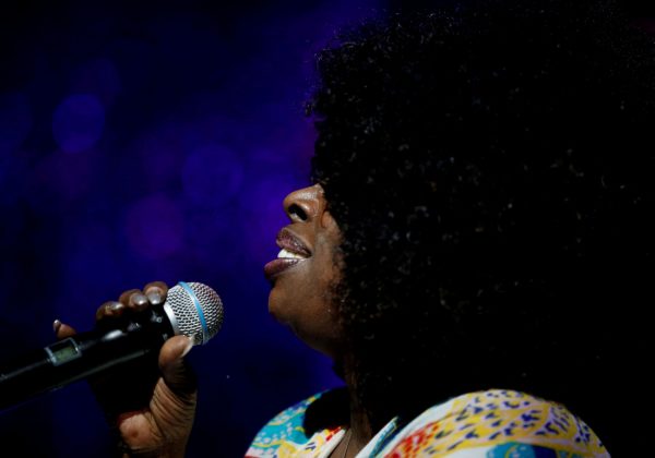 Άντζι Στόουν: Πέθανε σε τροχαίο η θρυλική τραγουδίστρια της R&B και Soul σκηνής