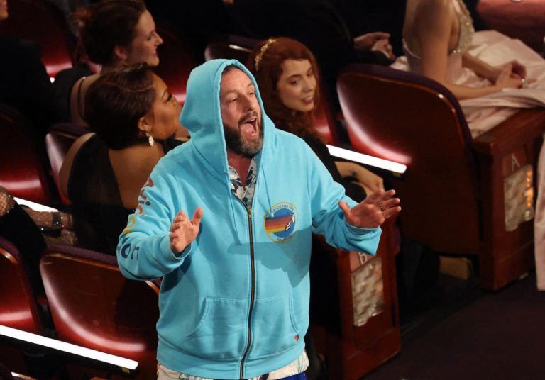 Ο Άνταμ Σάντλερ εμφανίστηκε στα Όσκαρ με φούτερ και σορτς και το ίντερνετ πήρε φωτιά