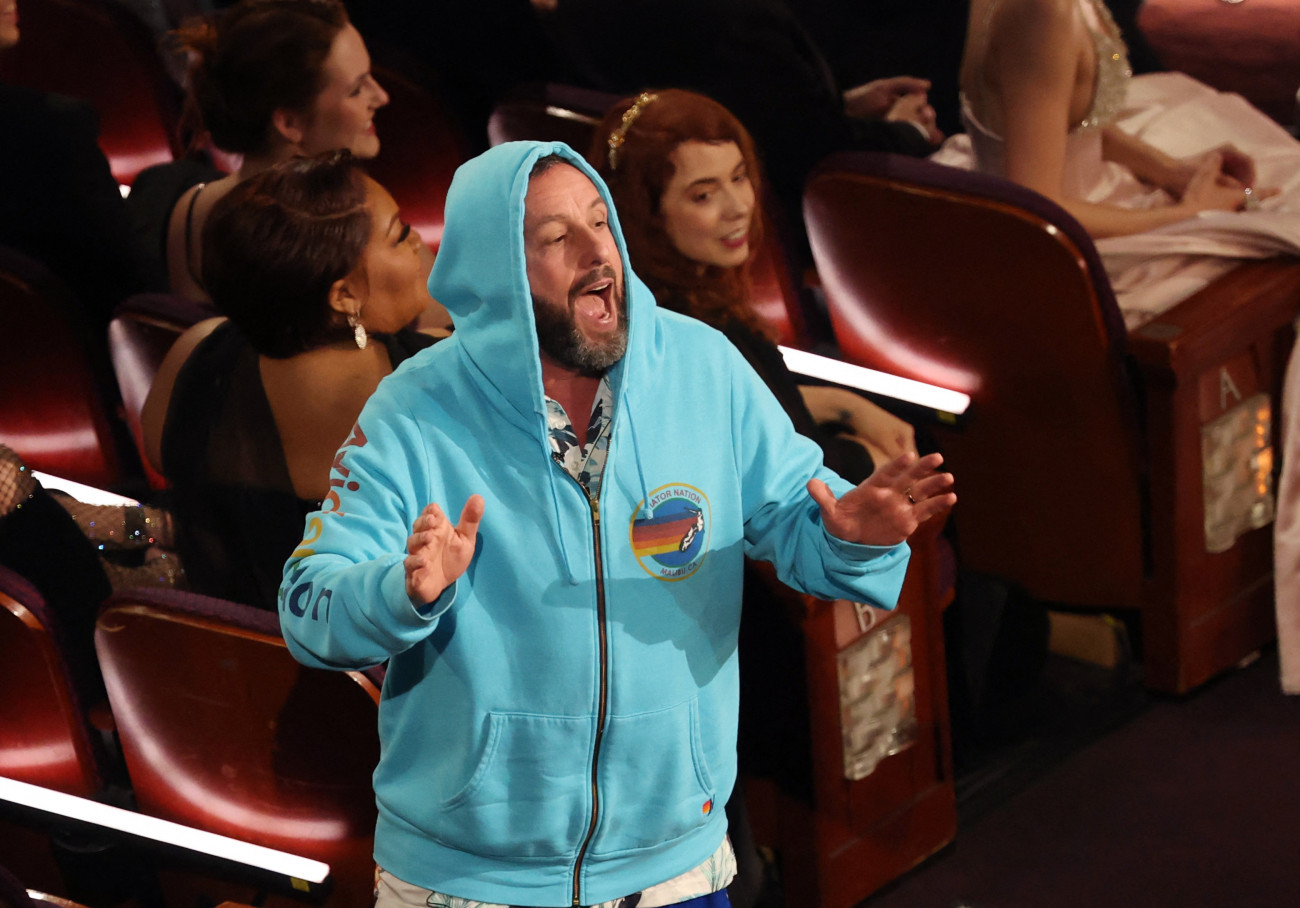 Ο Άνταμ Σάντλερ εμφανίστηκε στα Όσκαρ με φούτερ και σορτς και το ίντερνετ πήρε φωτιά