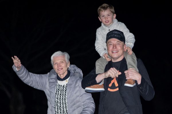 Έλον Μασκ: Ταξίδεψε με το προεδρικό ελικόπτερο μαζί με τη μητέρα και τον γιο του και προκάλεσε σάλο