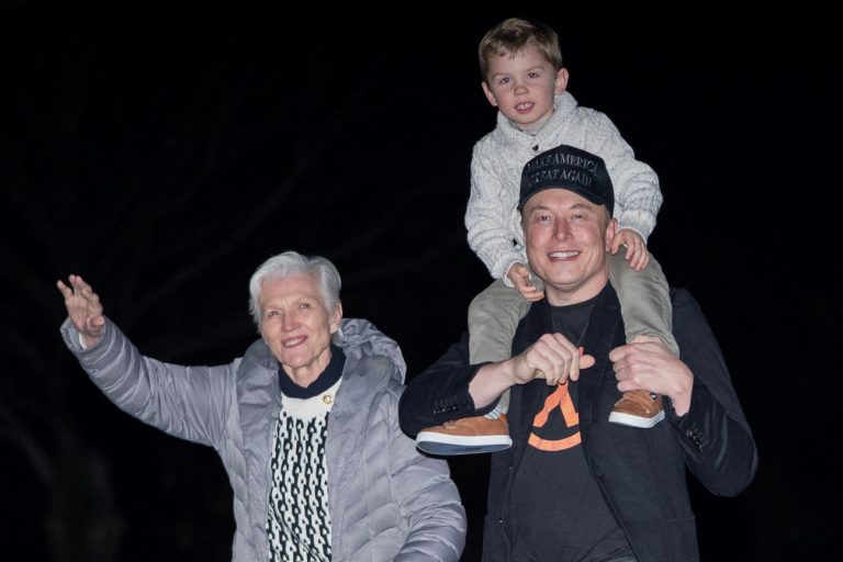 Έλον Μασκ: Ταξίδεψε με το προεδρικό ελικόπτερο μαζί με τη μητέρα και τον γιο του και προκάλεσε σάλο