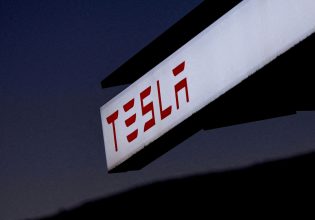 Πάτωσαν οι πωλήσεις της Tesla στην Ευρώπη μετά τις εμπρηστικές παρεμβάσεις Μασκ