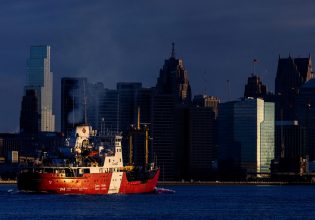 Καναδάς: Αλκοόλ, πετρέλαιο και… πορτοκάλια – Πώς η χώρα θα μπορούσε να «χτυπήσει» τους δασμούς των ΗΠΑ