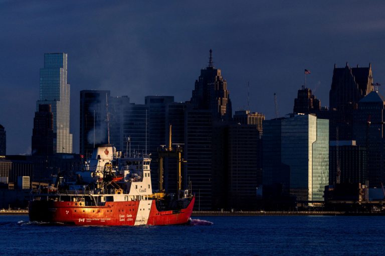 Καναδάς: Αλκοόλ, πετρέλαιο και… πορτοκάλια – Πώς η χώρα θα μπορούσε να «χτυπήσει» τους δασμούς των ΗΠΑ