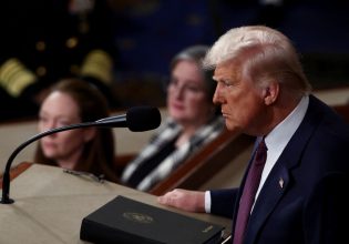 Τραμπ: Τα αυγά του Μπάιντεν, τρανσέξουαλ ποντίκια, «εγκληματίες» μετανάστες – Τα fake news του προέδρου