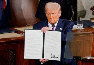 Τραμπ: «Ο Ζελένσκι είναι έτοιμος να διαπραγματευτεί» – Απειλεί ξανά Παναμά και Γροιλανδία