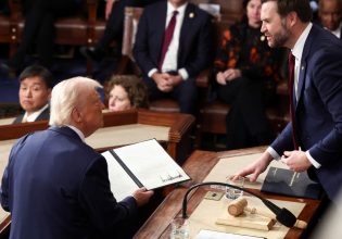 Ο Τζέι Ντι Βανς σχολίασε την ομιλία Τραμπ μπροστά σε ανοιχτό μικρόφωνο – «Δεν ξέρω πώς…»