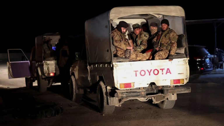 Συρία: Πάνω από 70 νεκροί σε σφοδρές μάχες – «Δεκάδες άλλοι τραυματίστηκαν»