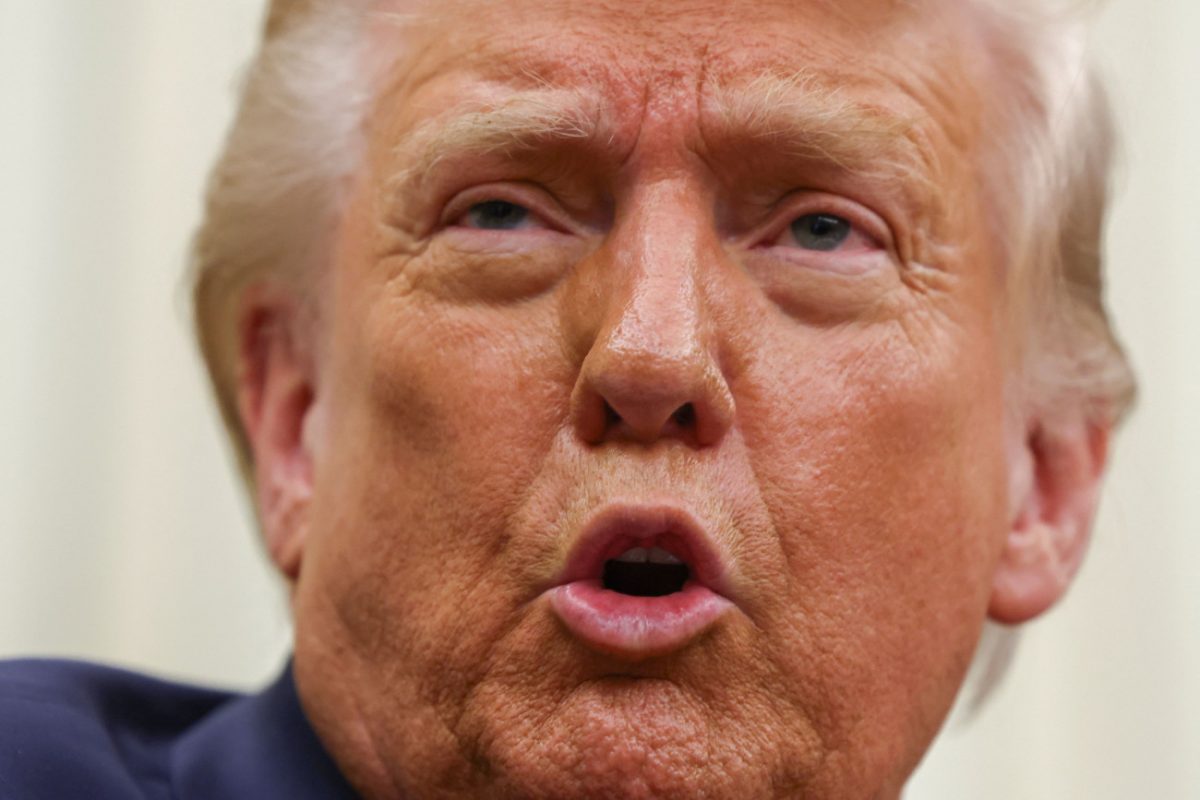 Ο Τραμπ απειλεί τη Ρωσία με επιβολή νέων τραπεζικών κυρώσεων και δασμών