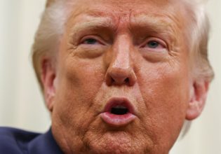 Ο Τραμπ απειλεί τη Ρωσία με επιβολή νέων τραπεζικών κυρώσεων και δασμών