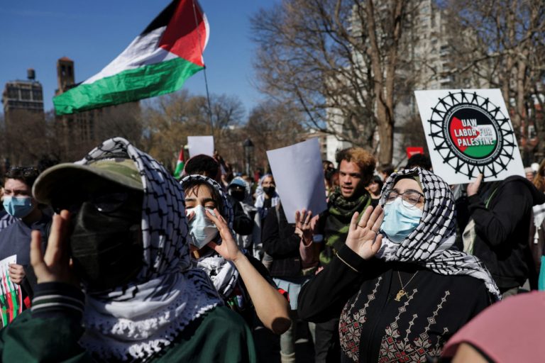 Το Κολούμπια υποκύπτει στις απειλές Τραμπ – Αποβάλλει φιλοπαλαιστίνιους φοιτητές