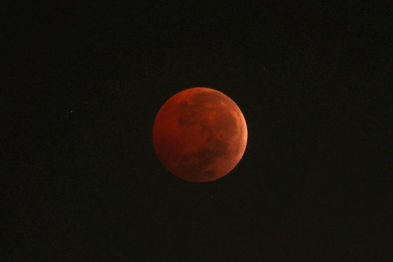 Ματωμένο Φεγγάρι: Η ολική έκλειψη σελήνης που «έβαψε» κόκκινο το φεγγάρι