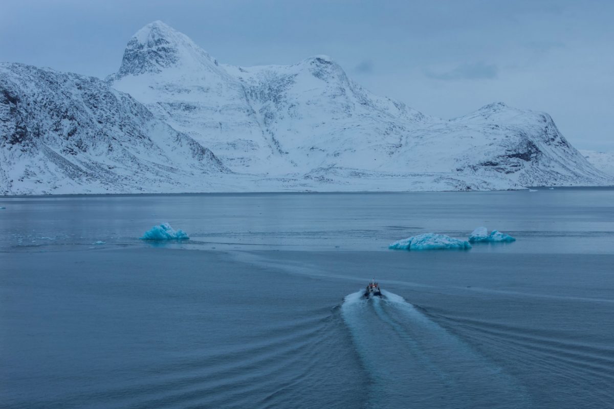 Γροιλανδία: Ανησυχητική η φωτογραφία που δείχνει χάσκι να περπατάνε στο νερό – Σε χρόνο ρεκόρ λιώνουν οι πάγοι