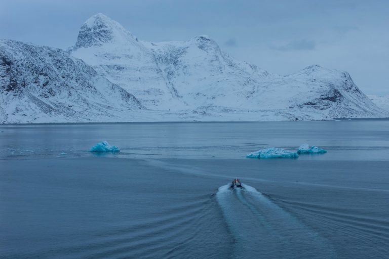 Γροιλανδία: Ανησυχητική η φωτογραφία που δείχνει χάσκι να περπατάνε στο νερό – Σε χρόνο ρεκόρ λιώνουν οι πάγοι