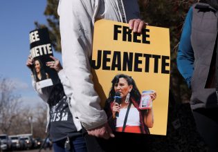 Στο «στόχαστρο» του Ντόναλντ Τραμπ – Ιστορίες τρέλας και θεσμικής κρίσης από τις μαζικές απελάσεις στις ΗΠΑ