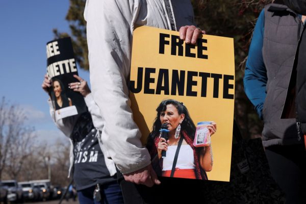 Στο «στόχαστρο» του Ντόναλντ Τραμπ – Ιστορίες τρέλας και θεσμικής κρίσης από τις μαζικές απελάσεις στις ΗΠΑ