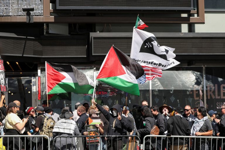 «Viva Viva Palestina» – Η τελετή απονομής «αστεριού» της Γκαλ Γκαντότ διακόπηκε από διαδηλωτές