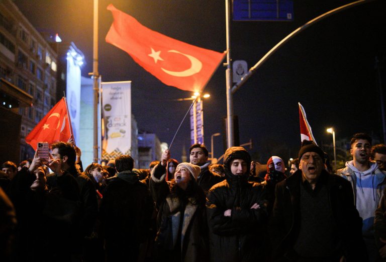 Κρίσιμες ώρες στην Τουρκία – «Πραξικόπημα» καταγγέλλει η αντιπολίτευση, αντιμέτωπος με οργή ο Ερντογάν [video]