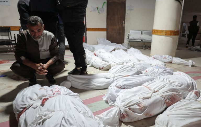 Όλα τα μάτια στη Γάζα: Συγκλονιστικές εικόνες με συγγενείς να θρηνούν τους νεκρούς