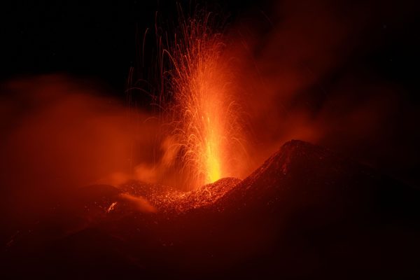 Εντυπωσιακές εικόνες: Λάβα και φεγγαρόφως φωτίζουν το ηφαίστειο Αίτνα