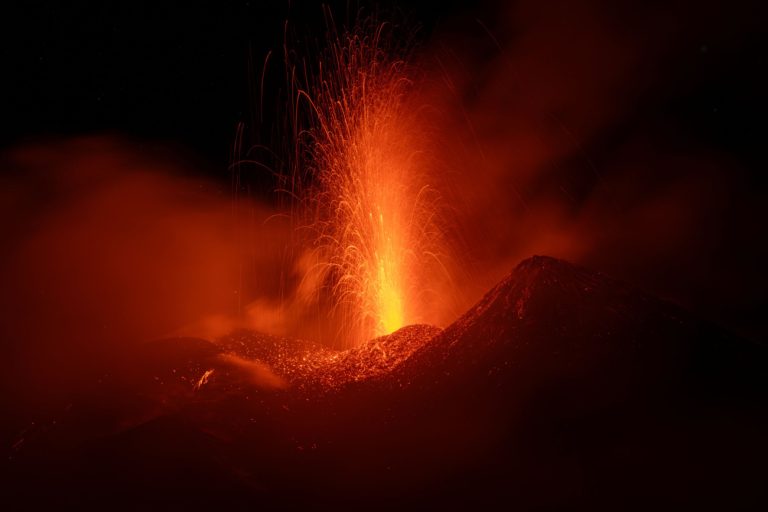 Εντυπωσιακές εικόνες: Λάβα και φεγγαρόφως φωτίζουν το ηφαίστειο Αίτνα