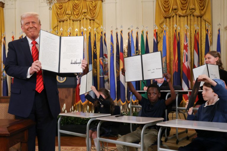 Ντόναλντ Τραμπ: Η συμφωνία για τις σπάνιες γαίες της Ουκρανίας θα υπογραφεί «πολύ σύντομα»